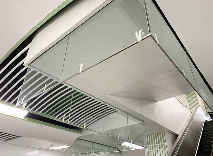 玻璃挡烟垂壁是否可以用钢化玻璃代替防火玻璃？